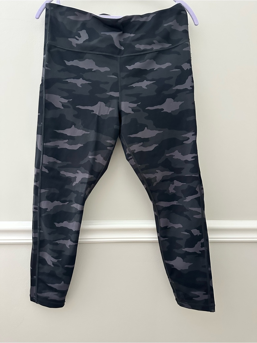 Athleta Black & Gray Ultimate Camo 7/8 Tight Leggings Large